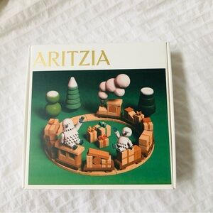 Aritzia Holiday Festive Gift Box